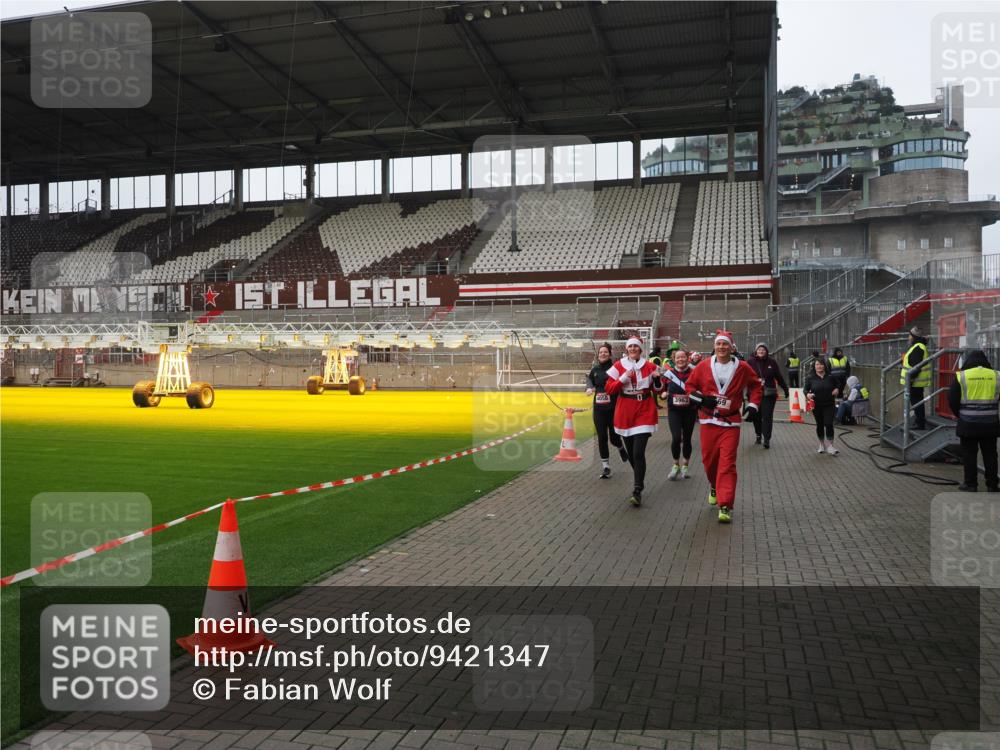 07.12.2025 - St. Pauli X-Mass-Run No. 15 Fabian Wolf http://msf.ph/oto/9421347 07.12.2025 11:45:33 Ziel 569, 572, 1324, 2372, 2382, 2385, 3378, 3379, 3573, 3774, 3963, 4058, 4060, 4112 meine-sportfotos.de
