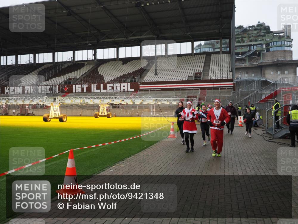 07.12.2025 - St. Pauli X-Mass-Run No. 15 Fabian Wolf http://msf.ph/oto/9421348 07.12.2025 11:45:33 Ziel 569, 572, 1324, 2372, 2382, 2385, 3378, 3379, 3573, 3774, 3963, 4058, 4060, 4112 meine-sportfotos.de