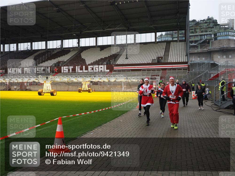 07.12.2025 - St. Pauli X-Mass-Run No. 15 Fabian Wolf http://msf.ph/oto/9421349 07.12.2025 11:45:33 Ziel 569, 572, 1324, 2372, 2382, 2385, 3378, 3379, 3573, 3774, 3963, 4058, 4060, 4112 meine-sportfotos.de