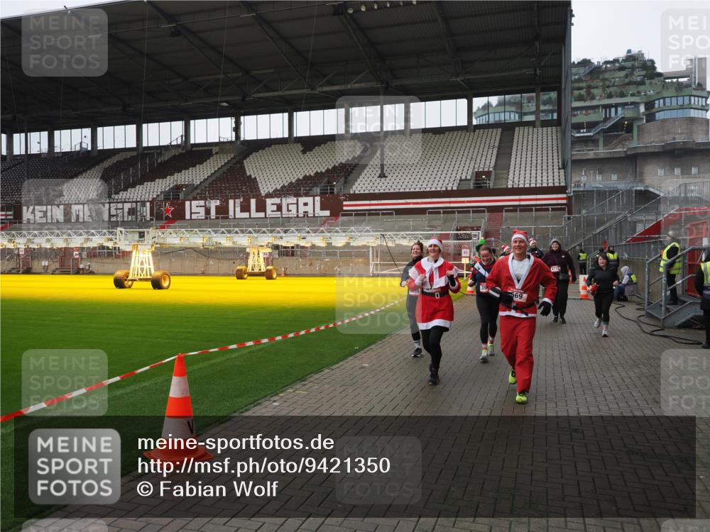 07.12.2025 - St. Pauli X-Mass-Run No. 15 Fabian Wolf http://msf.ph/oto/9421350 07.12.2025 11:45:34 Ziel 569, 572, 1324, 2372, 2382, 2385, 3378, 3379, 3573, 3774, 3963, 4058, 4060, 4112 meine-sportfotos.de