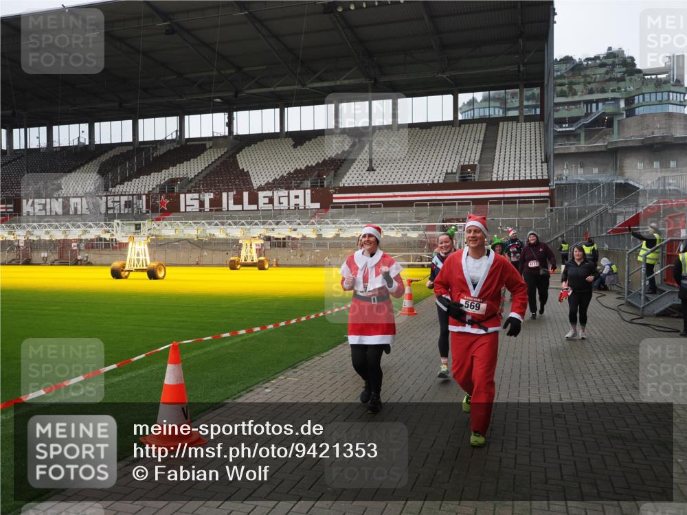 07.12.2025 - St. Pauli X-Mass-Run No. 15 Fabian Wolf http://msf.ph/oto/9421353 07.12.2025 11:45:34 Ziel 569, 572, 1324, 2372, 2382, 2385, 3378, 3379, 3573, 3774, 3963, 4058, 4060, 4112 meine-sportfotos.de