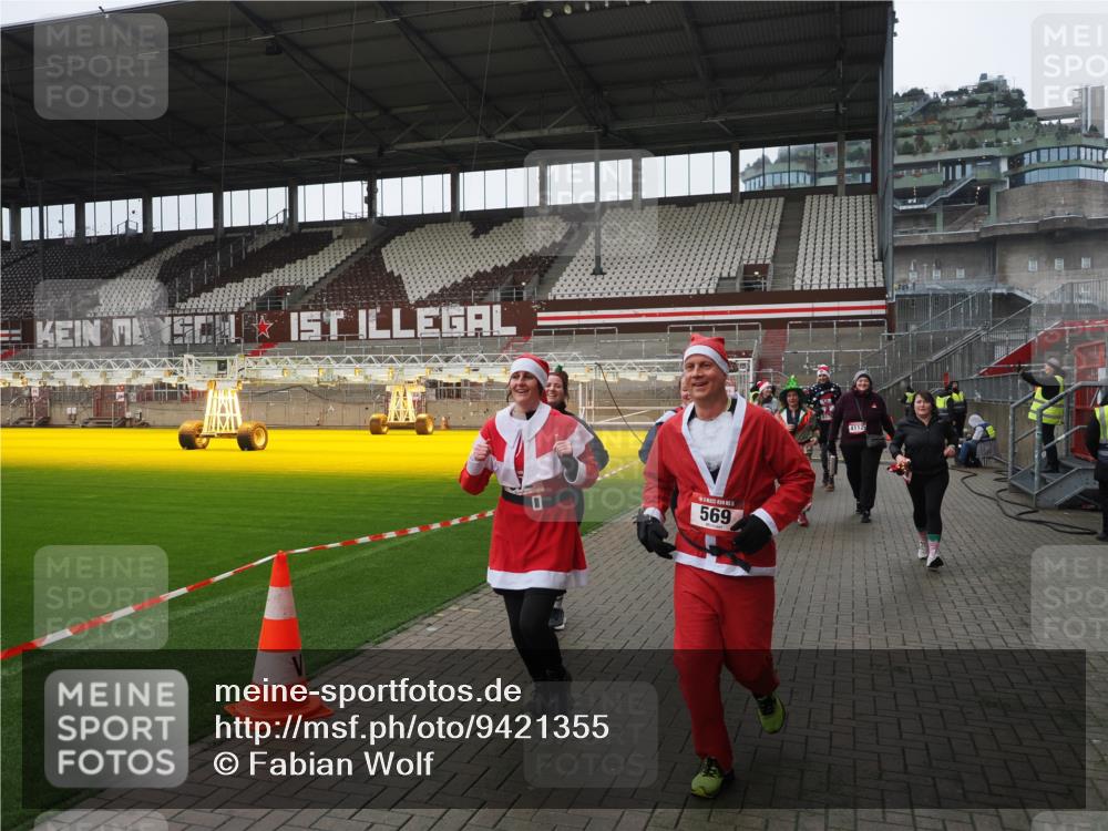 07.12.2025 - St. Pauli X-Mass-Run No. 15 Fabian Wolf http://msf.ph/oto/9421355 07.12.2025 11:45:35 Ziel 569, 572, 1324, 2372, 2382, 2385, 3378, 3379, 3573, 3774, 3963, 4058, 4060, 4112 meine-sportfotos.de