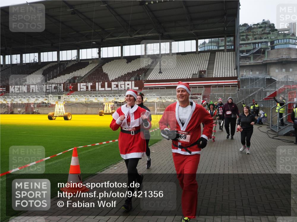 07.12.2025 - St. Pauli X-Mass-Run No. 15 Fabian Wolf http://msf.ph/oto/9421356 07.12.2025 11:45:35 Ziel 569, 572, 1324, 2372, 2382, 2385, 3378, 3379, 3573, 3774, 3963, 4058, 4060, 4112 meine-sportfotos.de