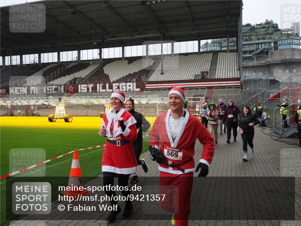 07.12.2025 - St. Pauli X-Mass-Run No. 15 Fabian Wolf http://msf.ph/oto/9421357 07.12.2025 11:45:35 Ziel 569, 572, 1324, 2372, 2382, 2385, 3378, 3379, 3573, 3774, 3963, 4058, 4060, 4112 meine-sportfotos.de