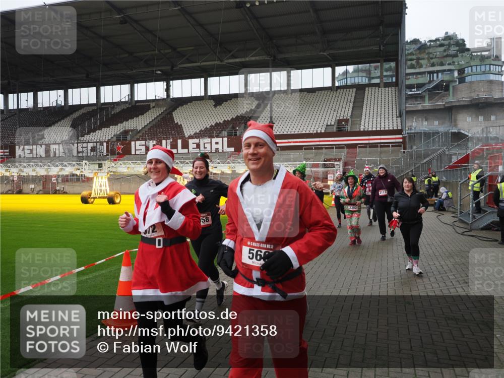 07.12.2025 - St. Pauli X-Mass-Run No. 15 Fabian Wolf http://msf.ph/oto/9421358 07.12.2025 11:45:35 Ziel 569, 572, 1324, 2372, 2382, 2385, 3378, 3379, 3573, 3774, 3963, 4058, 4060, 4112 meine-sportfotos.de