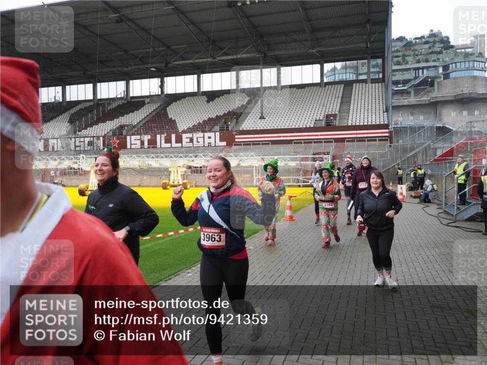 07.12.2025 - St. Pauli X-Mass-Run No. 15 Fabian Wolf http://msf.ph/oto/9421359 07.12.2025 11:45:36 Ziel 569, 572, 1324, 2382, 2385, 3028, 3378, 3379, 3573, 3774, 3963, 4058, 4060, 4112 meine-sportfotos.de