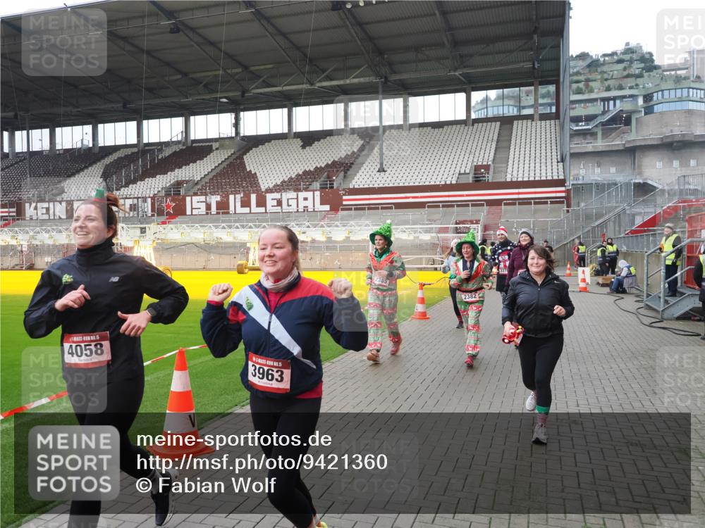 07.12.2025 - St. Pauli X-Mass-Run No. 15 Fabian Wolf http://msf.ph/oto/9421360 07.12.2025 11:45:36 Ziel 569, 572, 1324, 2382, 2385, 3028, 3378, 3379, 3573, 3774, 3963, 4058, 4060, 4112 meine-sportfotos.de