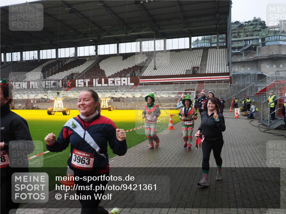 07.12.2025 - St. Pauli X-Mass-Run No. 15 Fabian Wolf http://msf.ph/oto/9421361 07.12.2025 11:45:36 Ziel 569, 572, 1324, 2382, 2385, 3028, 3378, 3379, 3573, 3774, 3963, 4058, 4060, 4112 meine-sportfotos.de