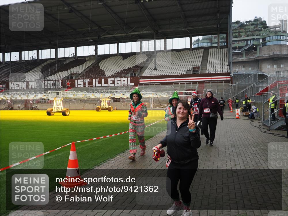 07.12.2025 - St. Pauli X-Mass-Run No. 15 Fabian Wolf http://msf.ph/oto/9421362 07.12.2025 11:45:37 Ziel 569, 572, 1324, 2382, 2385, 3028, 3378, 3379, 3573, 3774, 3963, 4058, 4060, 4112 meine-sportfotos.de