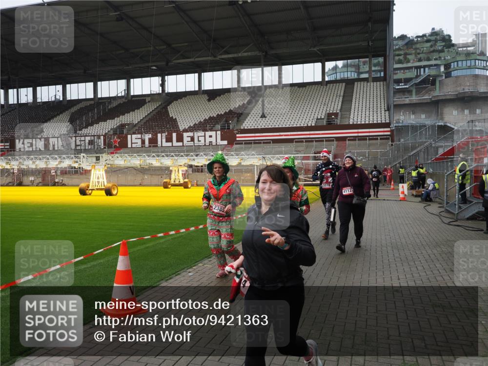 07.12.2025 - St. Pauli X-Mass-Run No. 15 Fabian Wolf http://msf.ph/oto/9421363 07.12.2025 11:45:37 Ziel 569, 572, 1324, 2382, 2385, 3028, 3378, 3379, 3573, 3774, 3963, 4058, 4060, 4112 meine-sportfotos.de