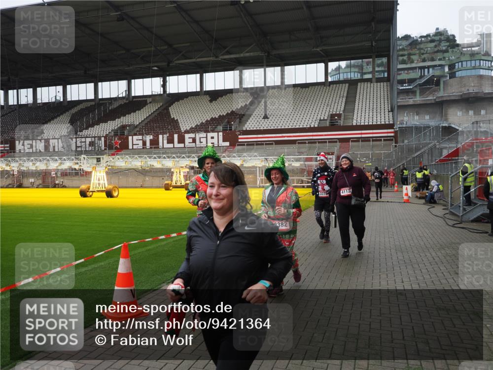 07.12.2025 - St. Pauli X-Mass-Run No. 15 Fabian Wolf http://msf.ph/oto/9421364 07.12.2025 11:45:37 Ziel 569, 572, 1324, 2382, 2385, 3028, 3378, 3379, 3573, 3774, 3963, 4058, 4060, 4112 meine-sportfotos.de