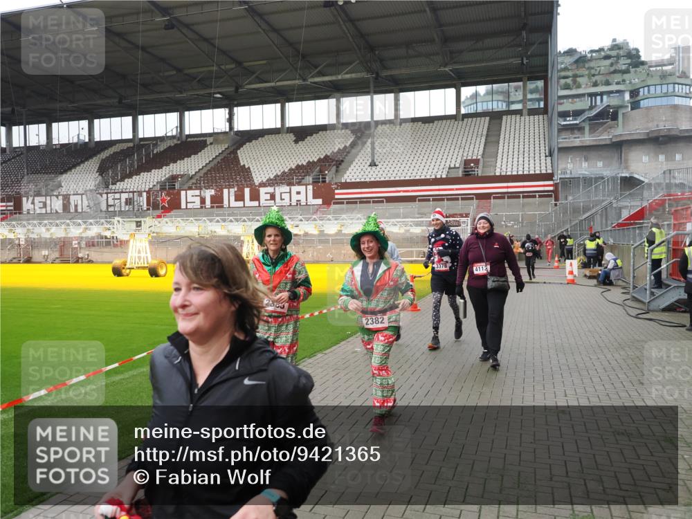 07.12.2025 - St. Pauli X-Mass-Run No. 15 Fabian Wolf http://msf.ph/oto/9421365 07.12.2025 11:45:37 Ziel 569, 572, 1324, 2382, 2385, 3028, 3378, 3379, 3573, 3774, 3963, 4058, 4060, 4112 meine-sportfotos.de