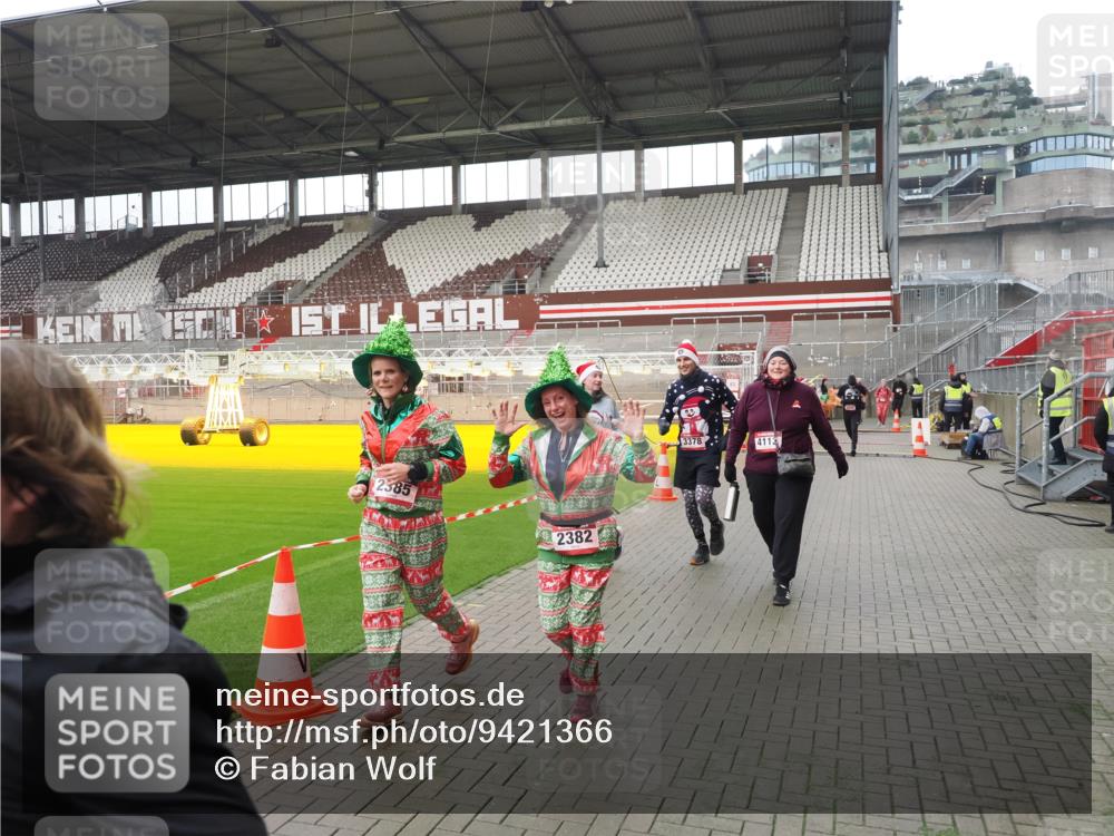 07.12.2025 - St. Pauli X-Mass-Run No. 15 Fabian Wolf http://msf.ph/oto/9421366 07.12.2025 11:45:38 Ziel 569, 572, 1324, 2382, 2385, 3028, 3378, 3379, 3573, 3774, 3963, 4058, 4060, 4112 meine-sportfotos.de
