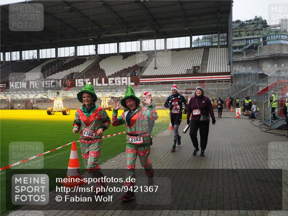 07.12.2025 - St. Pauli X-Mass-Run No. 15 Fabian Wolf http://msf.ph/oto/9421367 07.12.2025 11:45:38 Ziel 569, 572, 1324, 2382, 2385, 3028, 3378, 3379, 3573, 3774, 3963, 4058, 4060, 4112 meine-sportfotos.de