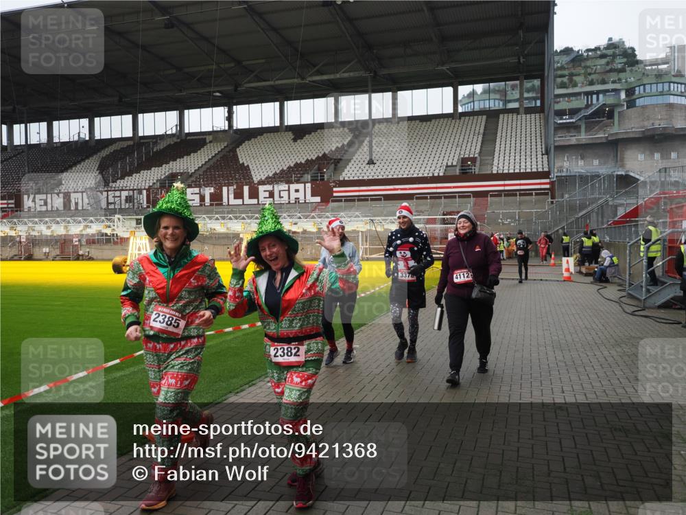 07.12.2025 - St. Pauli X-Mass-Run No. 15 Fabian Wolf http://msf.ph/oto/9421368 07.12.2025 11:45:38 Ziel 569, 572, 1324, 2382, 2385, 3028, 3378, 3379, 3573, 3774, 3963, 4058, 4060, 4112 meine-sportfotos.de