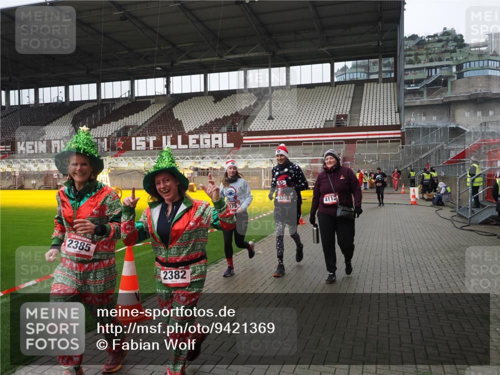 07.12.2025 - St. Pauli X-Mass-Run No. 15 Fabian Wolf http://msf.ph/oto/9421369 07.12.2025 11:45:38 Ziel 569, 572, 1324, 2382, 2385, 3028, 3378, 3379, 3573, 3774, 3963, 4058, 4060, 4112 meine-sportfotos.de