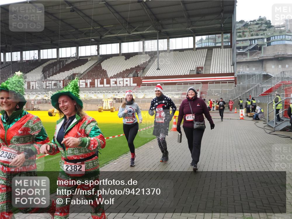 07.12.2025 - St. Pauli X-Mass-Run No. 15 Fabian Wolf http://msf.ph/oto/9421370 07.12.2025 11:45:38 Ziel 569, 572, 1324, 2382, 2385, 3028, 3378, 3379, 3573, 3774, 3963, 4058, 4060, 4112 meine-sportfotos.de