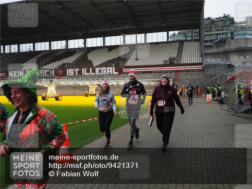 07.12.2025 - St. Pauli X-Mass-Run No. 15 Fabian Wolf http://msf.ph/oto/9421371 07.12.2025 11:45:39 Ziel 569, 572, 1324, 2382, 2385, 3028, 3378, 3379, 3573, 3774, 3963, 4058, 4060, 4112 meine-sportfotos.de