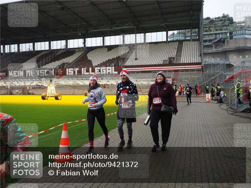 07.12.2025 - St. Pauli X-Mass-Run No. 15 Fabian Wolf http://msf.ph/oto/9421372 07.12.2025 11:45:39 Ziel 569, 572, 1324, 2382, 2385, 3028, 3378, 3379, 3573, 3774, 3963, 4058, 4060, 4112 meine-sportfotos.de