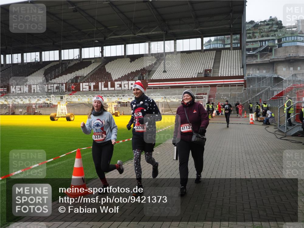 07.12.2025 - St. Pauli X-Mass-Run No. 15 Fabian Wolf http://msf.ph/oto/9421373 07.12.2025 11:45:39 Ziel 569, 572, 1324, 2382, 2385, 3028, 3378, 3379, 3573, 3774, 3963, 4058, 4060, 4112 meine-sportfotos.de