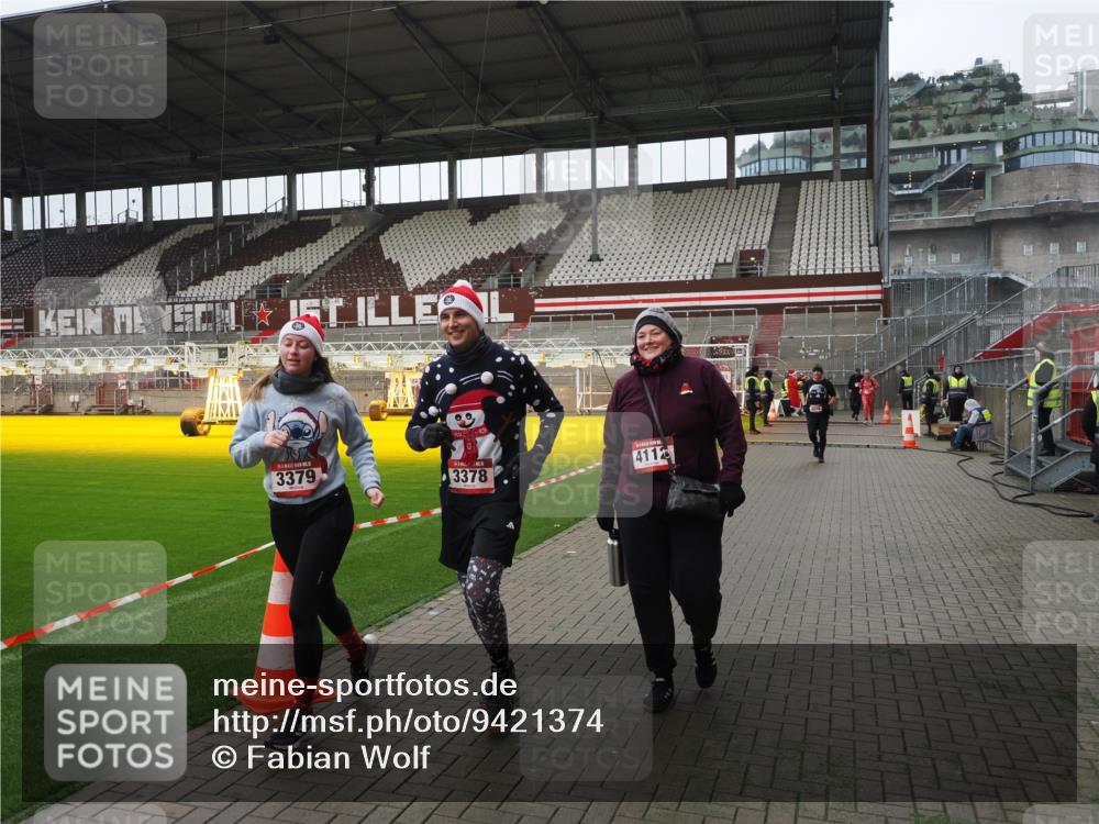 07.12.2025 - St. Pauli X-Mass-Run No. 15 Fabian Wolf http://msf.ph/oto/9421374 07.12.2025 11:45:39 Ziel 569, 572, 1324, 2382, 2385, 3028, 3378, 3379, 3573, 3774, 3963, 4058, 4060, 4112 meine-sportfotos.de