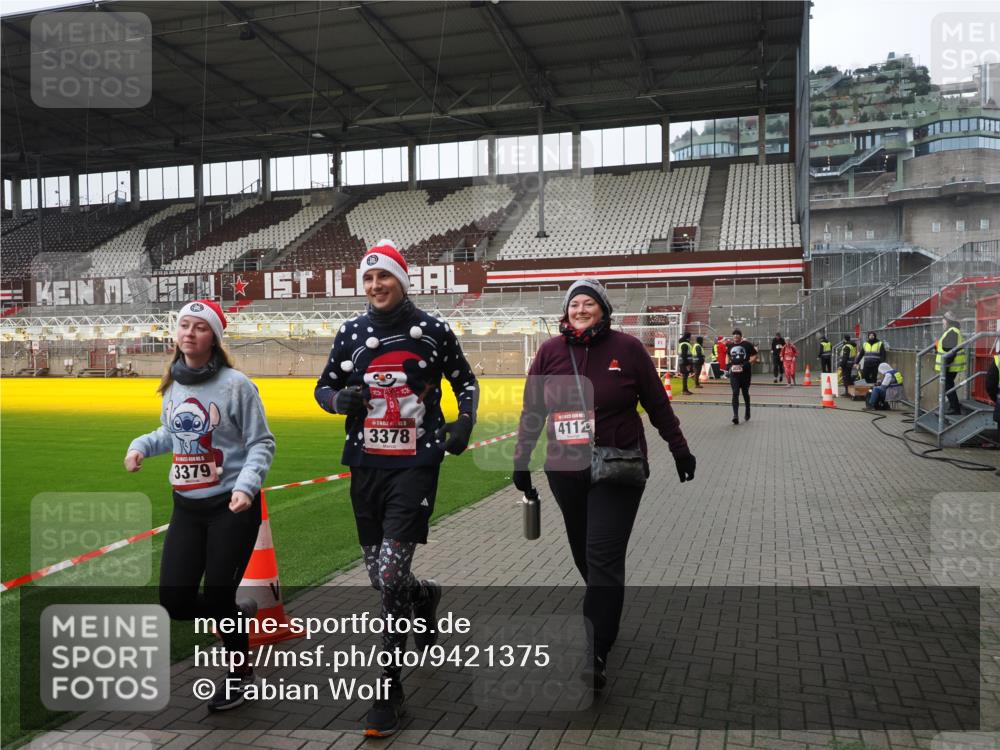 07.12.2025 - St. Pauli X-Mass-Run No. 15 Fabian Wolf http://msf.ph/oto/9421375 07.12.2025 11:45:39 Ziel 569, 572, 1324, 2382, 2385, 3028, 3378, 3379, 3573, 3774, 3963, 4058, 4060, 4112 meine-sportfotos.de