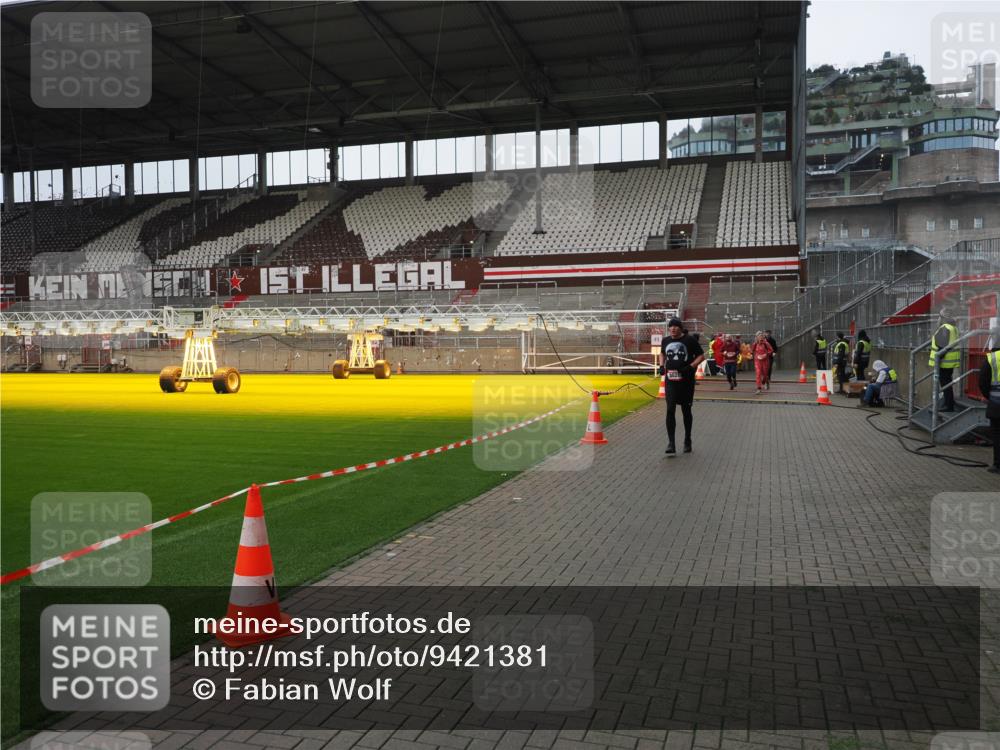 07.12.2025 - St. Pauli X-Mass-Run No. 15 Fabian Wolf http://msf.ph/oto/9421381 07.12.2025 11:45:42 Ziel 355, 526, 569, 572, 1324, 1541, 2382, 2385, 3028, 3378, 3379, 3963, 4058, 4060, 4112 meine-sportfotos.de