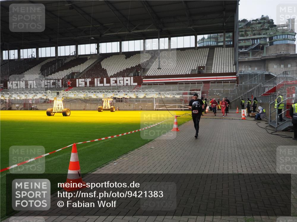 07.12.2025 - St. Pauli X-Mass-Run No. 15 Fabian Wolf http://msf.ph/oto/9421383 07.12.2025 11:45:42 Ziel 355, 526, 569, 572, 1324, 1541, 2382, 2385, 3028, 3378, 3379, 3963, 4058, 4060, 4112 meine-sportfotos.de