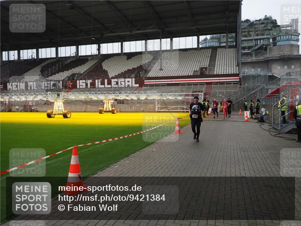 07.12.2025 - St. Pauli X-Mass-Run No. 15 Fabian Wolf http://msf.ph/oto/9421384 07.12.2025 11:45:42 Ziel 355, 526, 569, 572, 1324, 1541, 2382, 2385, 3028, 3378, 3379, 3963, 4058, 4060, 4112 meine-sportfotos.de