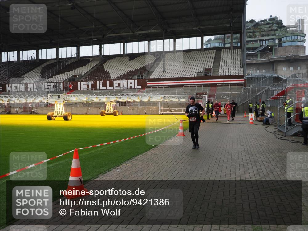 07.12.2025 - St. Pauli X-Mass-Run No. 15 Fabian Wolf http://msf.ph/oto/9421386 07.12.2025 11:45:43 Ziel 355, 526, 569, 572, 1324, 1541, 2382, 2385, 3028, 3378, 3379, 3963, 4058, 4060, 4112 meine-sportfotos.de