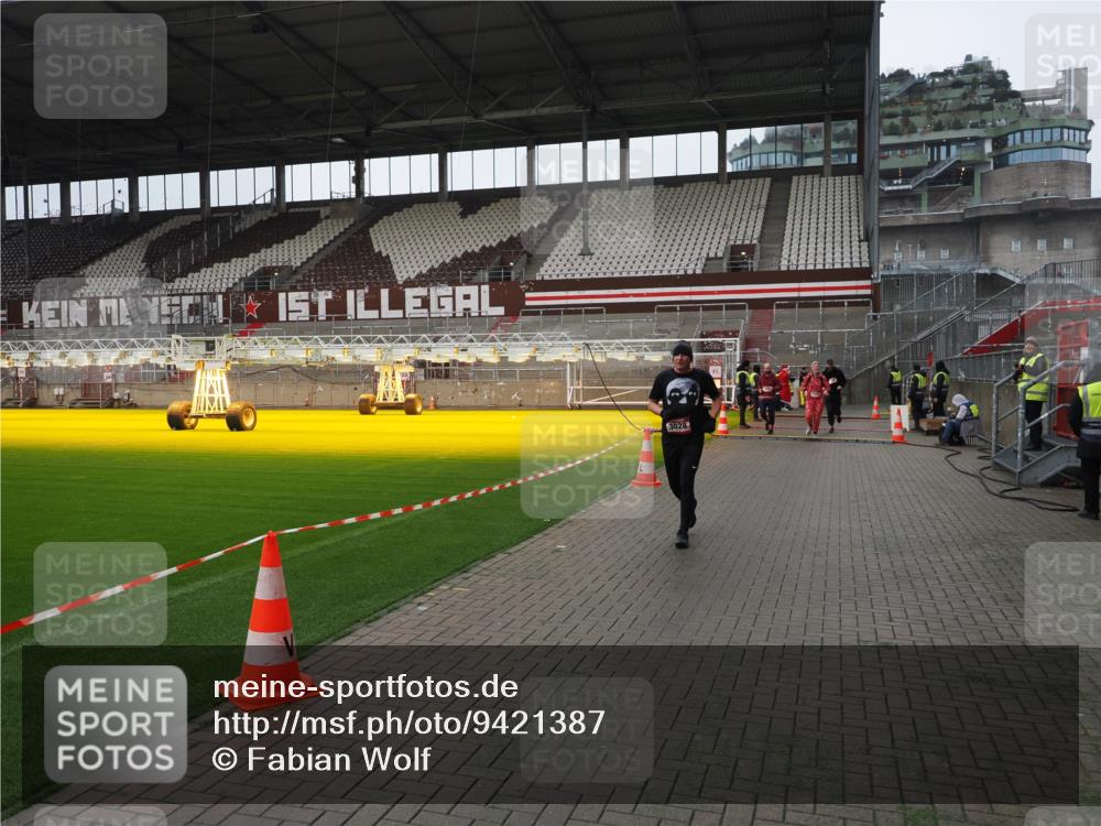 07.12.2025 - St. Pauli X-Mass-Run No. 15 Fabian Wolf http://msf.ph/oto/9421387 07.12.2025 11:45:43 Ziel 355, 526, 569, 572, 1324, 1541, 2382, 2385, 3028, 3378, 3379, 3963, 4058, 4060, 4112 meine-sportfotos.de