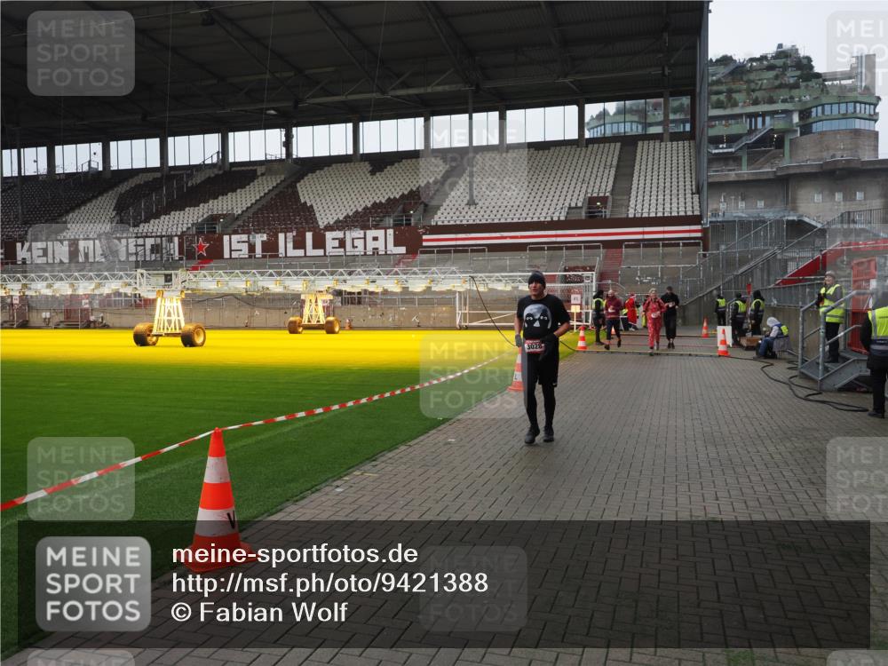 07.12.2025 - St. Pauli X-Mass-Run No. 15 Fabian Wolf http://msf.ph/oto/9421388 07.12.2025 11:45:43 Ziel 355, 526, 569, 572, 1324, 1541, 2382, 2385, 3028, 3378, 3379, 3963, 4058, 4060, 4112 meine-sportfotos.de