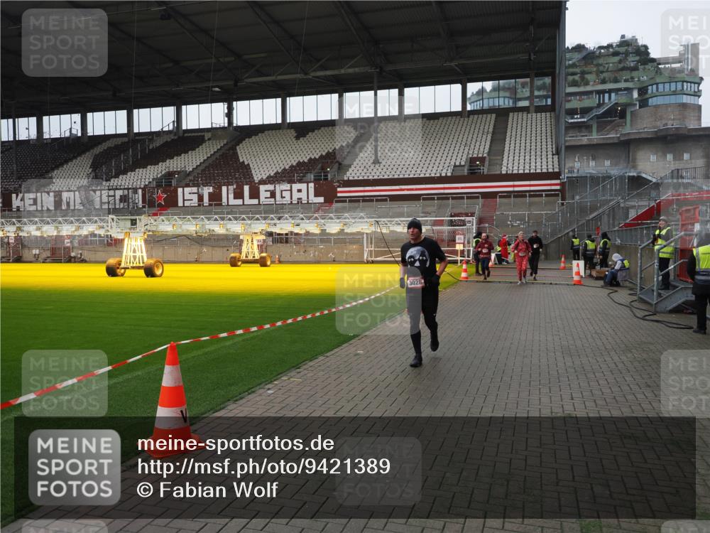 07.12.2025 - St. Pauli X-Mass-Run No. 15 Fabian Wolf http://msf.ph/oto/9421389 07.12.2025 11:45:43 Ziel 355, 526, 569, 572, 1324, 1541, 2382, 2385, 3028, 3378, 3379, 3963, 4058, 4060, 4112 meine-sportfotos.de