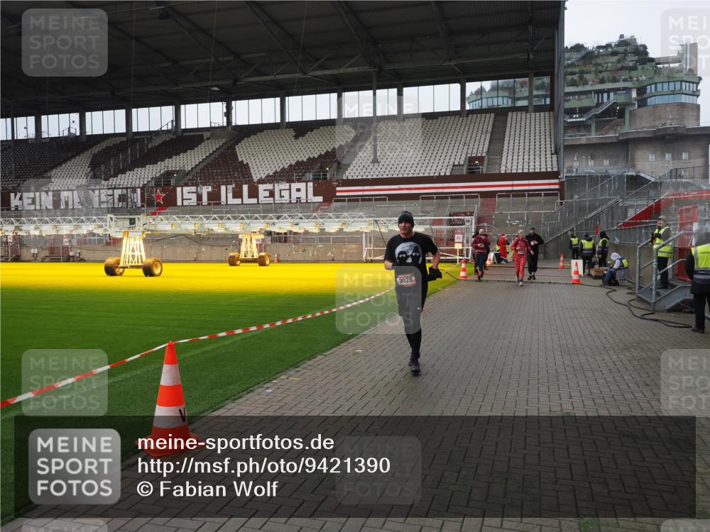 07.12.2025 - St. Pauli X-Mass-Run No. 15 Fabian Wolf http://msf.ph/oto/9421390 07.12.2025 11:45:43 Ziel 355, 526, 569, 572, 1324, 1541, 2382, 2385, 3028, 3378, 3379, 3963, 4058, 4060, 4112 meine-sportfotos.de