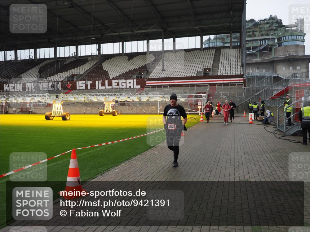 07.12.2025 - St. Pauli X-Mass-Run No. 15 Fabian Wolf http://msf.ph/oto/9421391 07.12.2025 11:45:44 Ziel 355, 526, 569, 572, 1324, 1541, 2382, 2385, 3028, 3378, 3379, 3963, 4058, 4060, 4112 meine-sportfotos.de