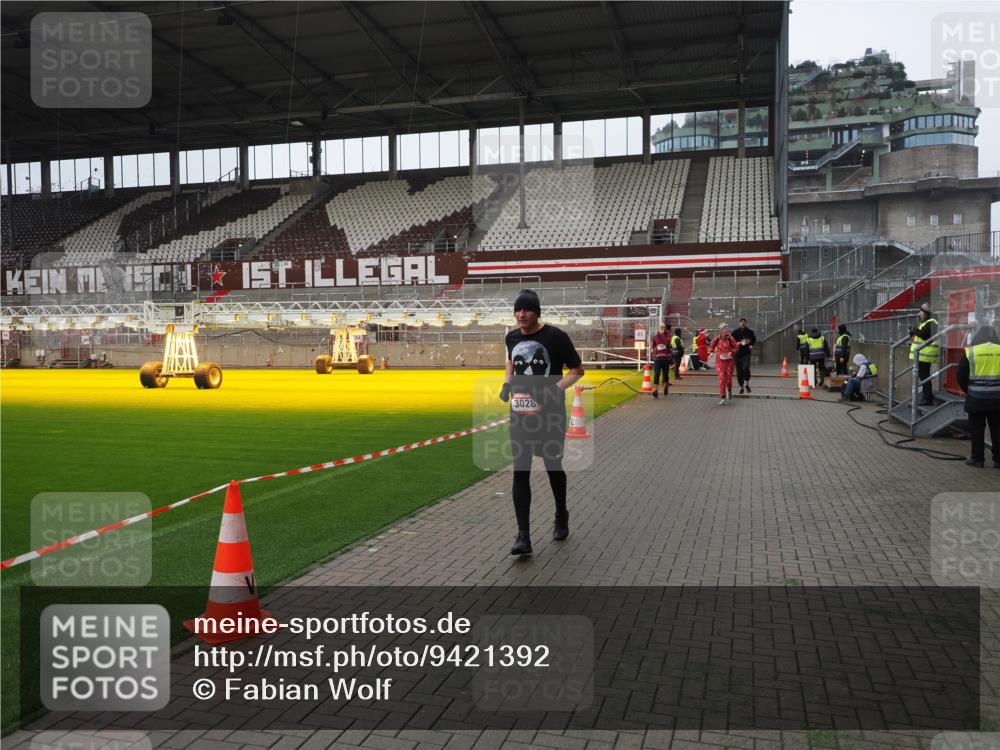 07.12.2025 - St. Pauli X-Mass-Run No. 15 Fabian Wolf http://msf.ph/oto/9421392 07.12.2025 11:45:44 Ziel 355, 526, 569, 572, 1324, 1541, 2382, 2385, 3028, 3378, 3379, 3963, 4058, 4060, 4112 meine-sportfotos.de