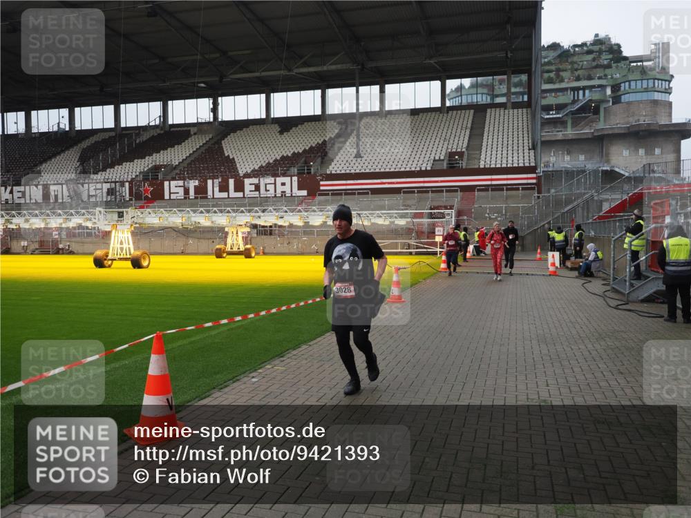 07.12.2025 - St. Pauli X-Mass-Run No. 15 Fabian Wolf http://msf.ph/oto/9421393 07.12.2025 11:45:44 Ziel 355, 526, 569, 572, 1324, 1541, 2382, 2385, 3028, 3378, 3379, 3963, 4058, 4060, 4112 meine-sportfotos.de