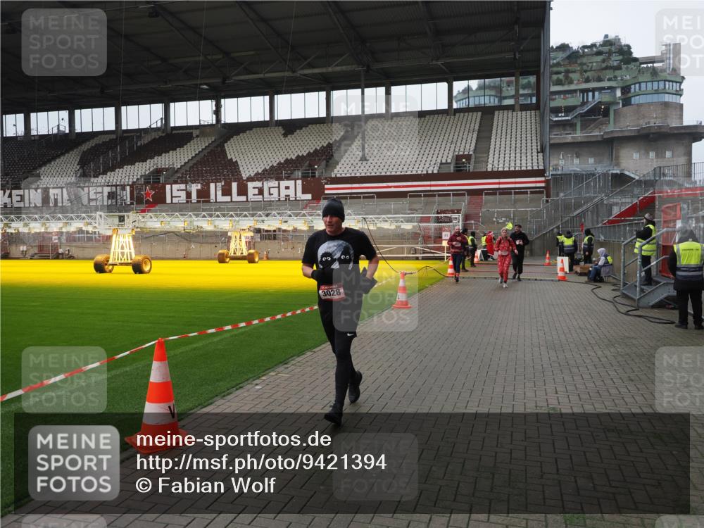 07.12.2025 - St. Pauli X-Mass-Run No. 15 Fabian Wolf http://msf.ph/oto/9421394 07.12.2025 11:45:44 Ziel 355, 526, 569, 572, 1324, 1541, 2382, 2385, 3028, 3378, 3379, 3963, 4058, 4060, 4112 meine-sportfotos.de