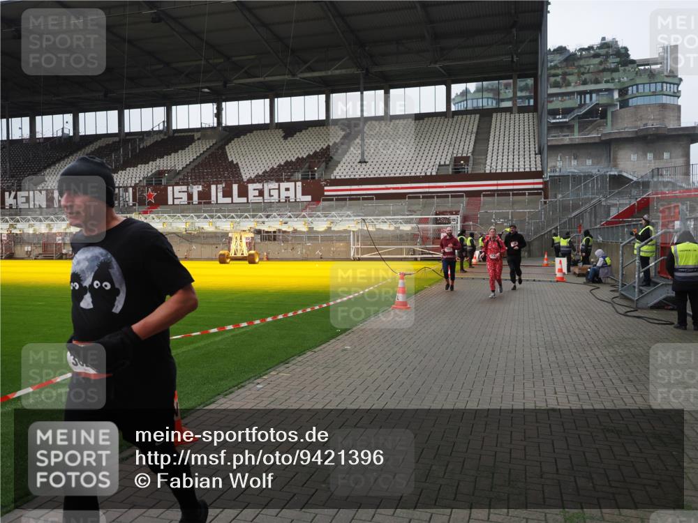 07.12.2025 - St. Pauli X-Mass-Run No. 15 Fabian Wolf http://msf.ph/oto/9421396 07.12.2025 11:45:45 Ziel 355, 526, 569, 572, 1324, 1541, 2382, 2385, 3028, 3378, 3379, 3963, 4058, 4060, 4112 meine-sportfotos.de