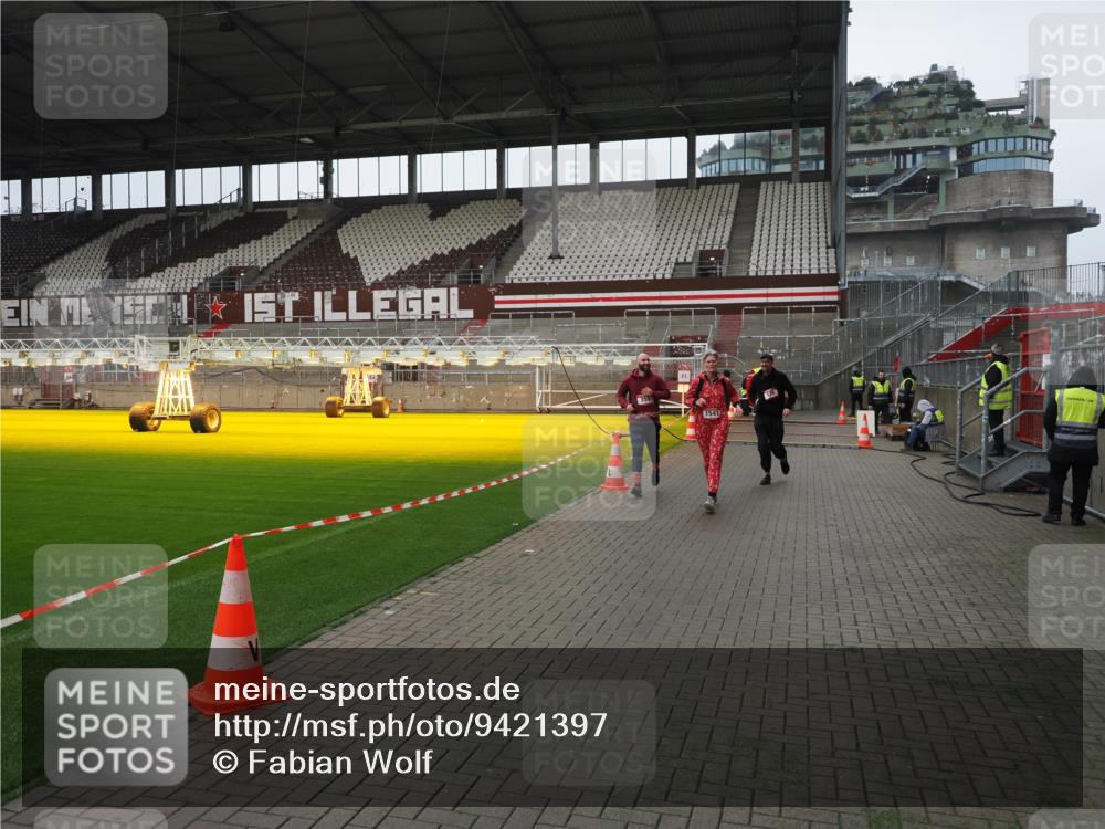 07.12.2025 - St. Pauli X-Mass-Run No. 15 Fabian Wolf http://msf.ph/oto/9421397 07.12.2025 11:45:47 Ziel 355, 526, 1324, 1541, 2382, 2385, 3028, 3378, 3379, 4060 meine-sportfotos.de
