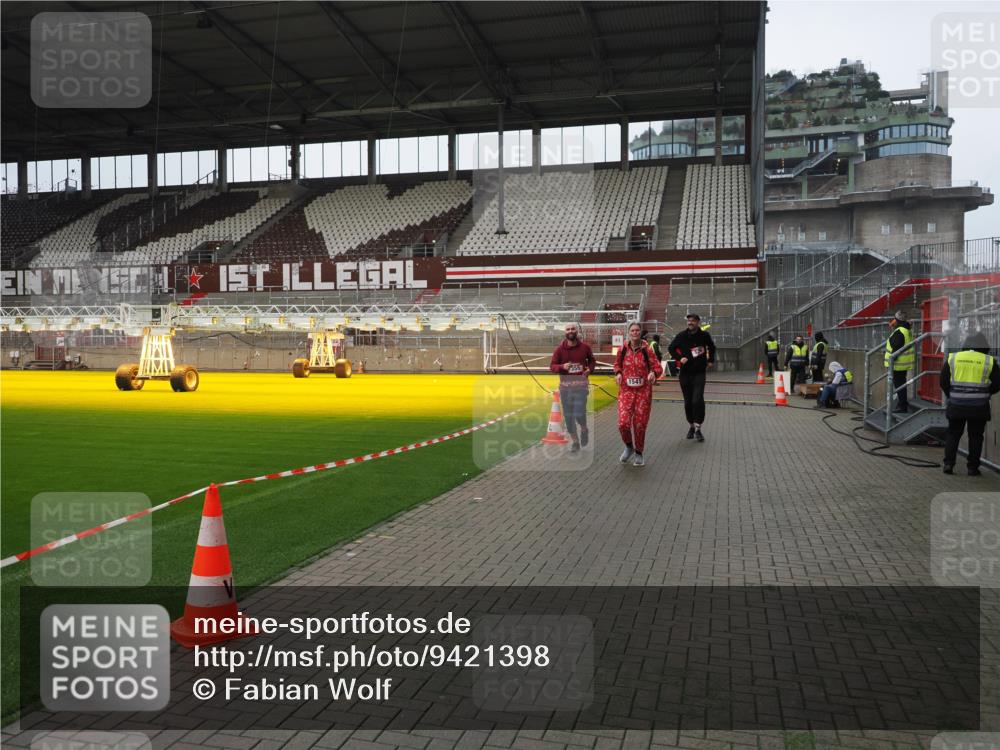 07.12.2025 - St. Pauli X-Mass-Run No. 15 Fabian Wolf http://msf.ph/oto/9421398 07.12.2025 11:45:47 Ziel 355, 526, 1324, 1541, 2382, 2385, 3028, 3378, 3379, 4060 meine-sportfotos.de