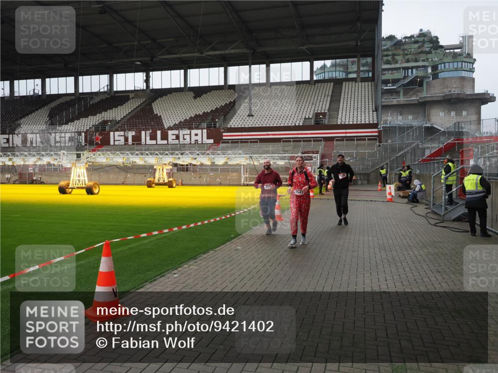 07.12.2025 - St. Pauli X-Mass-Run No. 15 Fabian Wolf http://msf.ph/oto/9421402 07.12.2025 11:45:48 Ziel 355, 526, 1324, 1541, 2382, 2385, 3028, 3378, 3379 meine-sportfotos.de