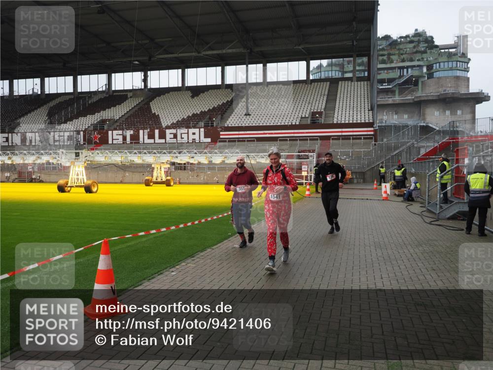 07.12.2025 - St. Pauli X-Mass-Run No. 15 Fabian Wolf http://msf.ph/oto/9421406 07.12.2025 11:45:49 Ziel 355, 526, 1541, 3028, 3378, 3379 meine-sportfotos.de