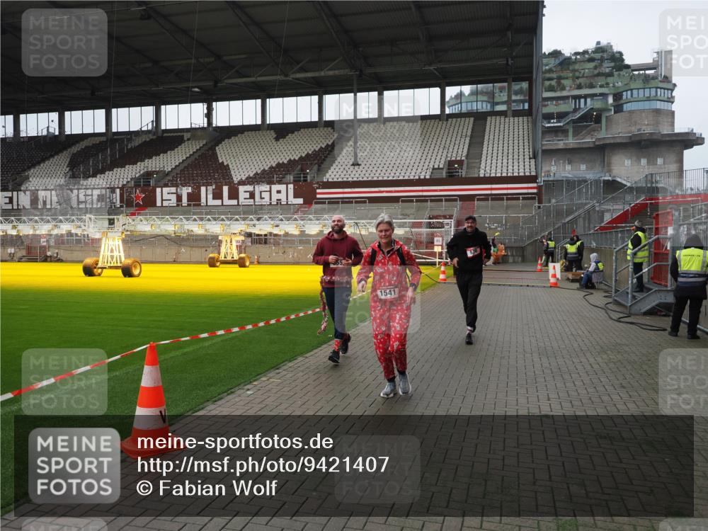 07.12.2025 - St. Pauli X-Mass-Run No. 15 Fabian Wolf http://msf.ph/oto/9421407 07.12.2025 11:45:49 Ziel 355, 526, 1541, 3028, 3378, 3379 meine-sportfotos.de