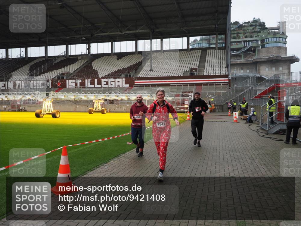 07.12.2025 - St. Pauli X-Mass-Run No. 15 Fabian Wolf http://msf.ph/oto/9421408 07.12.2025 11:45:49 Ziel 355, 526, 1541, 3028, 3378, 3379 meine-sportfotos.de