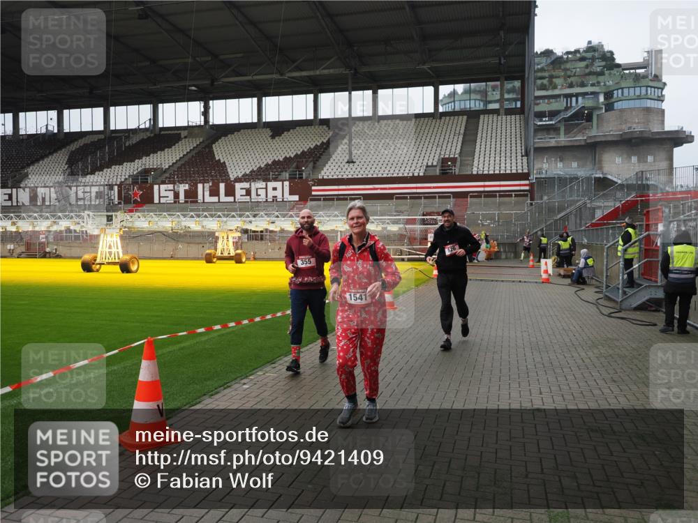 07.12.2025 - St. Pauli X-Mass-Run No. 15 Fabian Wolf http://msf.ph/oto/9421409 07.12.2025 11:45:49 Ziel 355, 526, 1541, 3028, 3378, 3379 meine-sportfotos.de