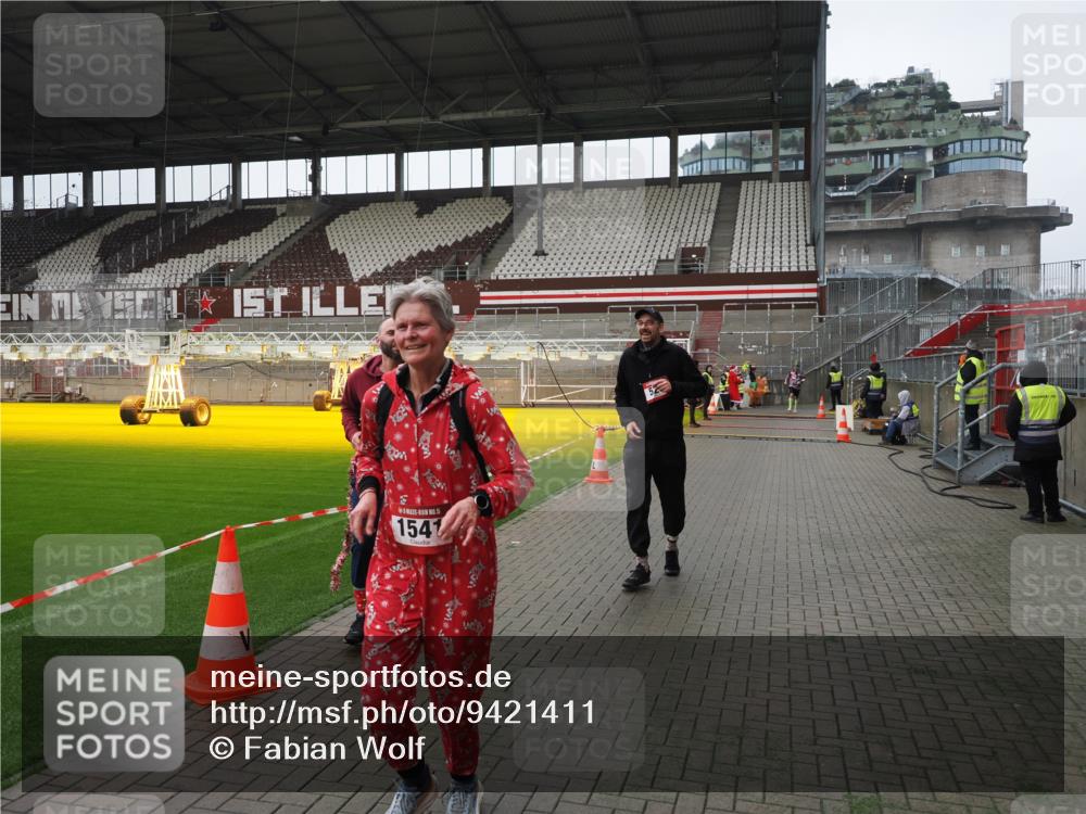 07.12.2025 - St. Pauli X-Mass-Run No. 15 Fabian Wolf http://msf.ph/oto/9421411 07.12.2025 11:45:50 Ziel 355, 526, 1541, 3028, 3378, 3379 meine-sportfotos.de