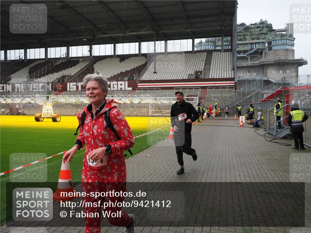 07.12.2025 - St. Pauli X-Mass-Run No. 15 Fabian Wolf http://msf.ph/oto/9421412 07.12.2025 11:45:50 Ziel 355, 526, 1541, 3028, 3378, 3379 meine-sportfotos.de