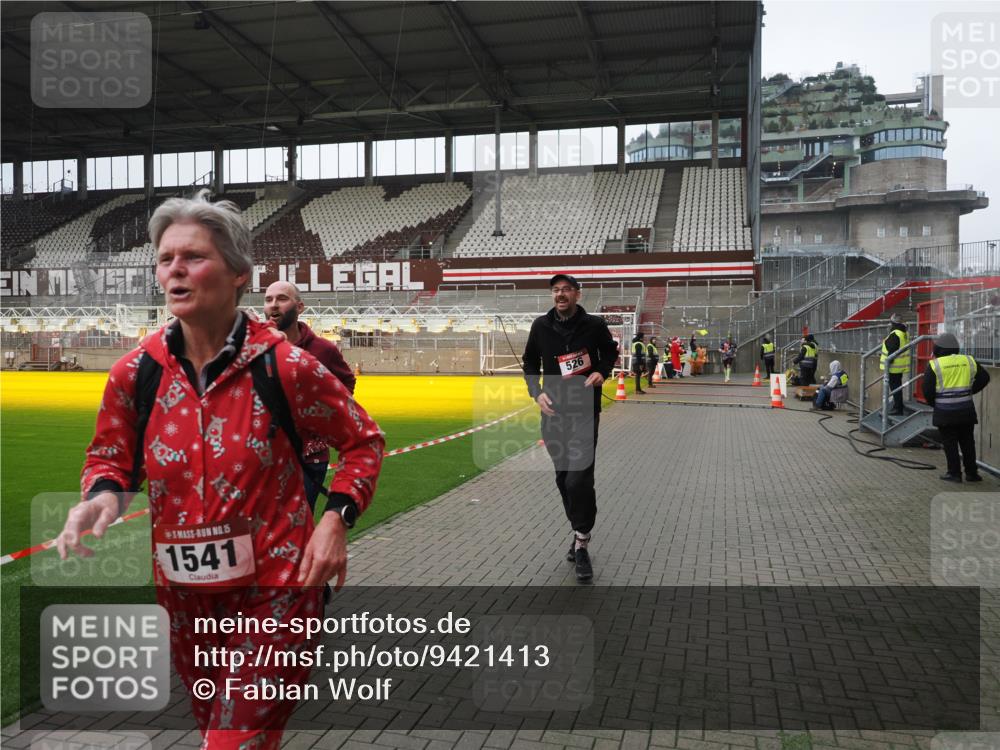 07.12.2025 - St. Pauli X-Mass-Run No. 15 Fabian Wolf http://msf.ph/oto/9421413 07.12.2025 11:45:50 Ziel 355, 526, 1541, 3028, 3378, 3379 meine-sportfotos.de