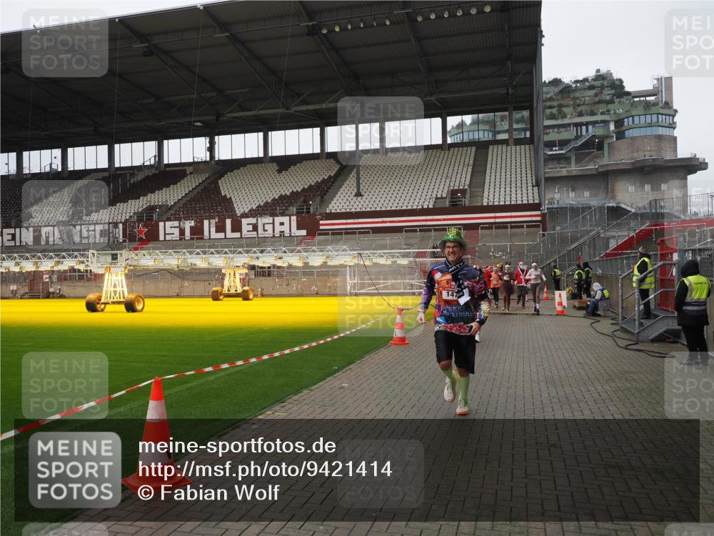 07.12.2025 - St. Pauli X-Mass-Run No. 15 Fabian Wolf http://msf.ph/oto/9421414 07.12.2025 11:45:59 Ziel 143, 147, 188, 355, 526, 733, 1541, 2097, 2137 meine-sportfotos.de